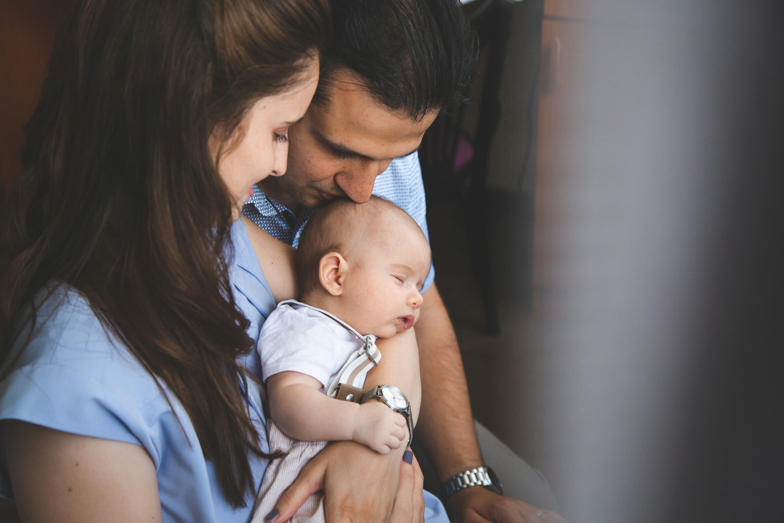 子供を抱きしめる母親・愛情のイメージ